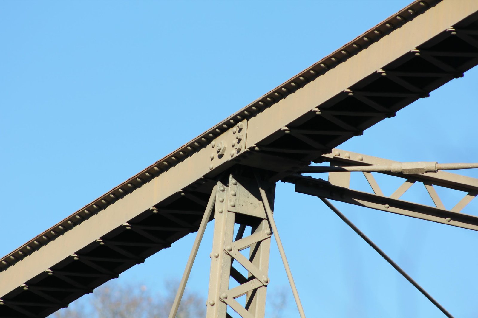 Upper connection, through truss span